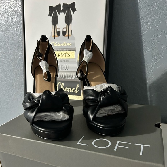 ‼️SOLD‼️ 🖤Top Knot Platform Heels🖤 - Picture 1 of 3